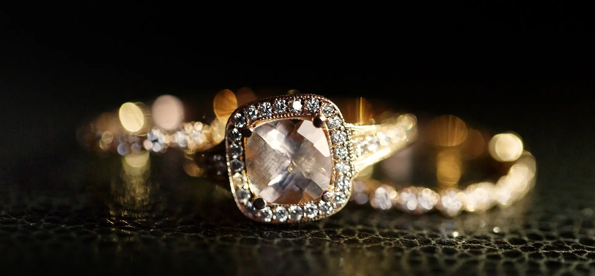 Bague de luxe sertie de pierres précieuses, illustrant la croissance du marché de la joaillerie et les opportunités pour les sertisseurs