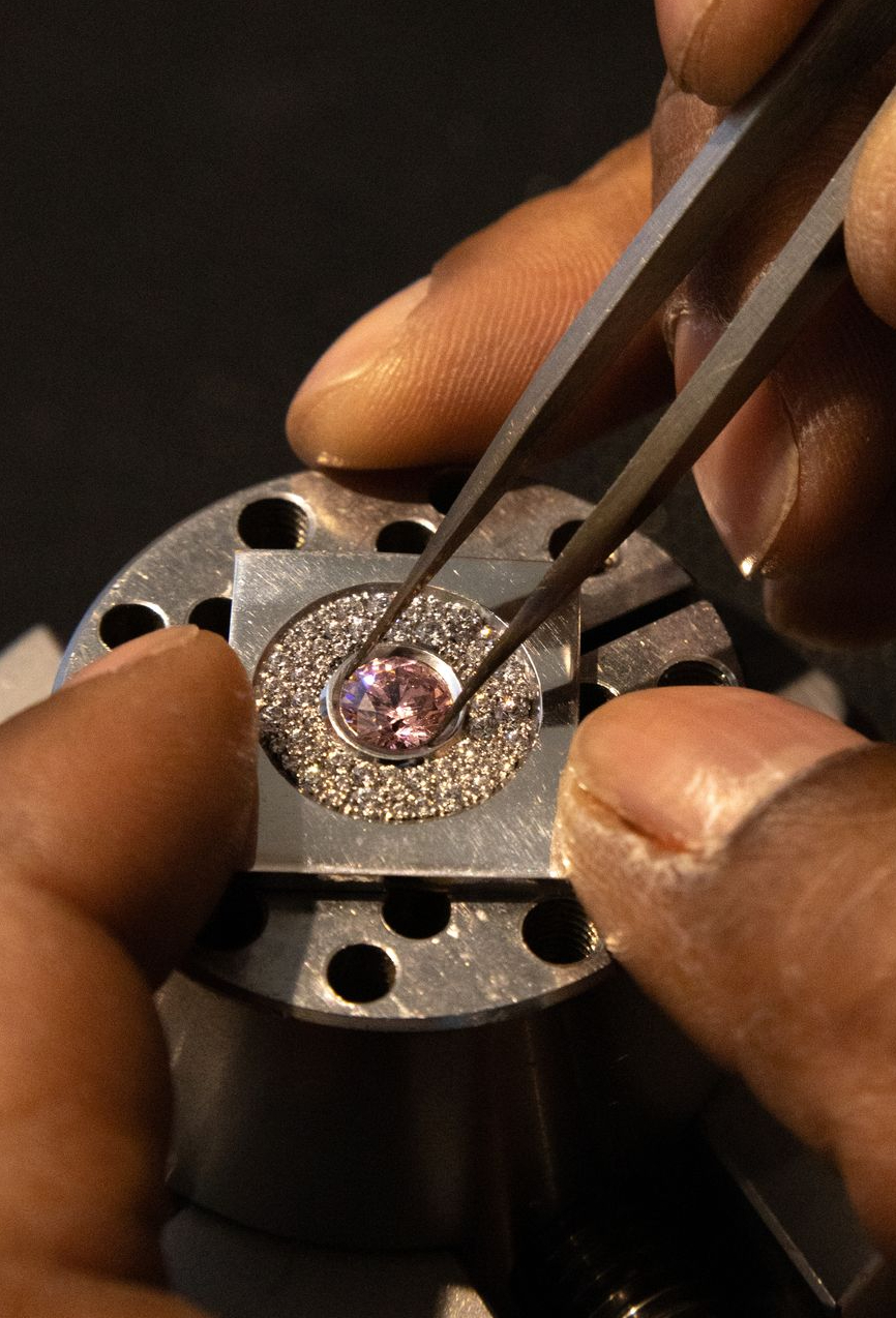 Exercice de serti grain dans l'atelier