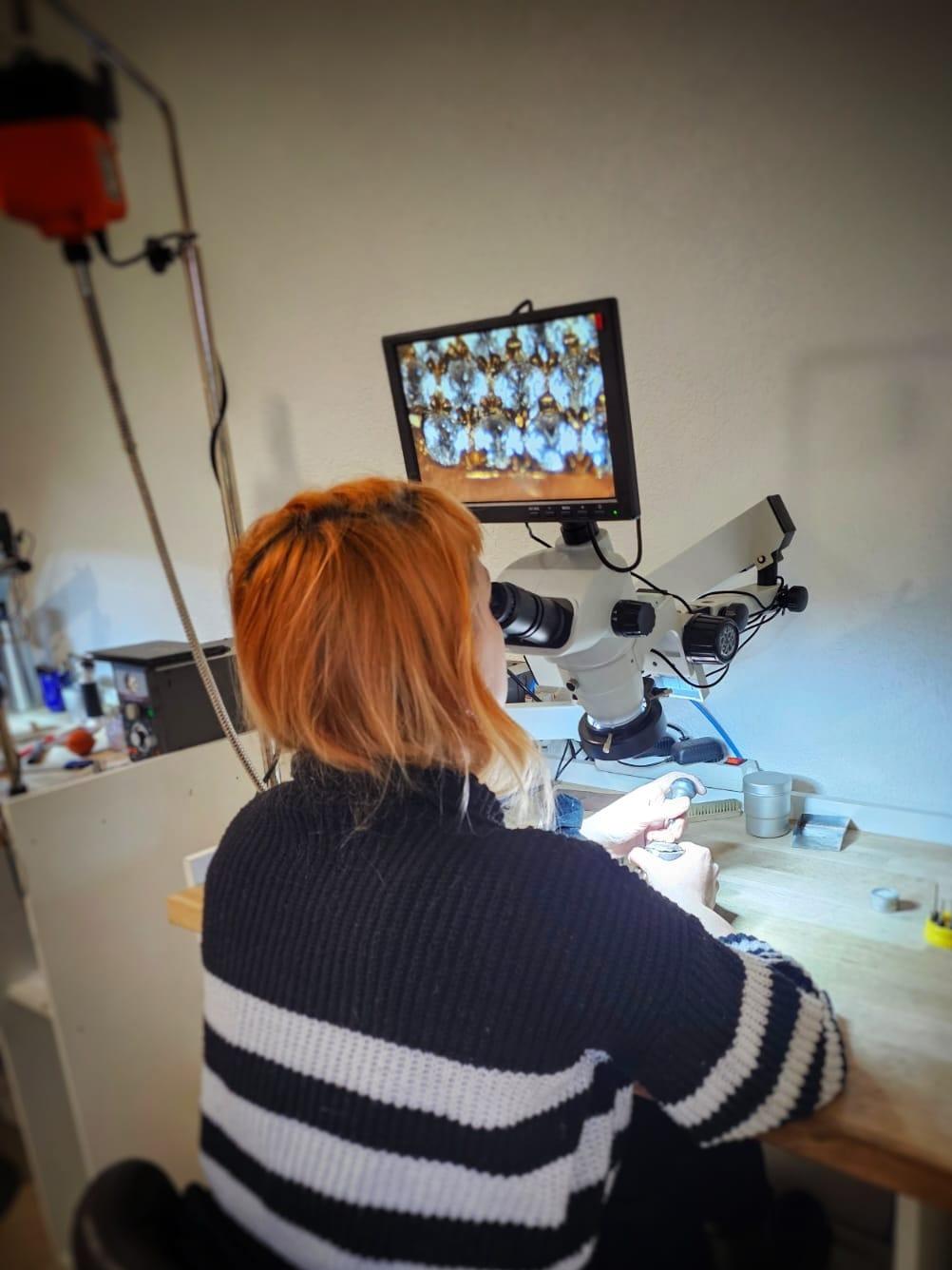 Etudiant qui serti au binoculaire