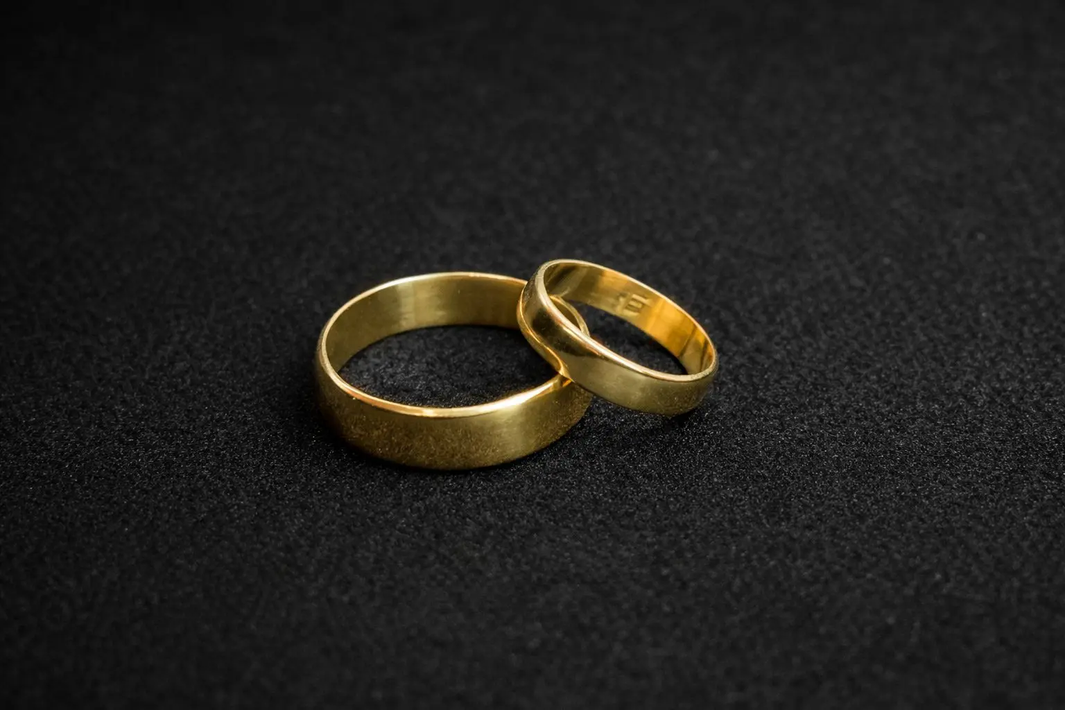 Alliance sur-mesure en or jaune fabriquée en Haute-Savoie