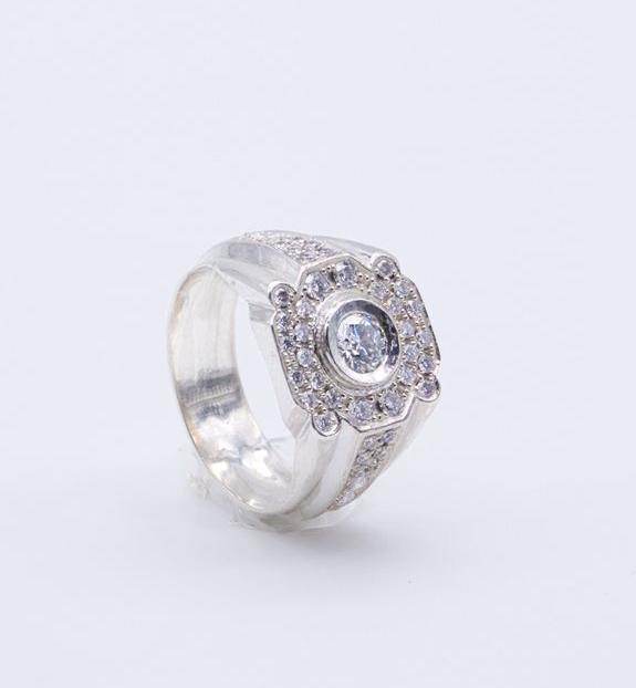 Chevalière en argent massif sertie d'un diamant