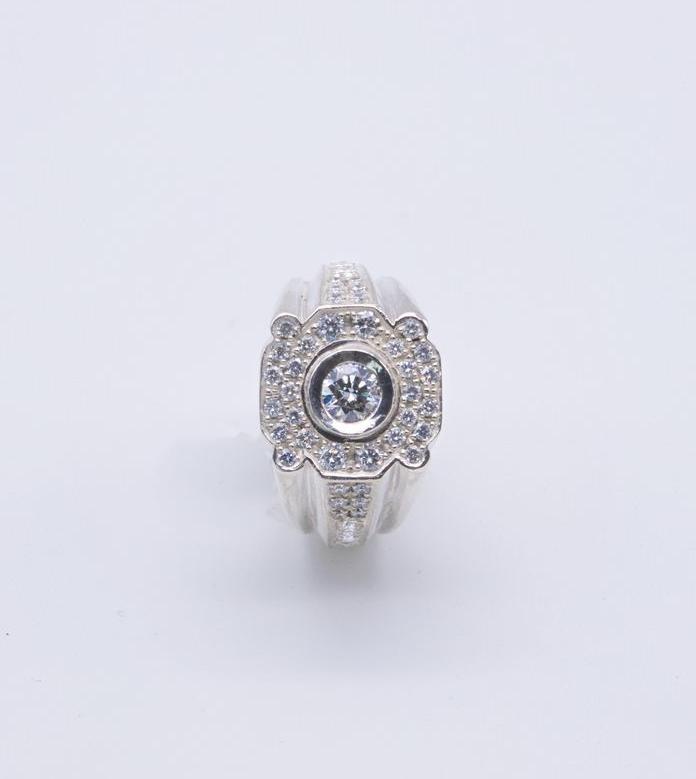 Chevalière pour homme en argent massif sertie d'un diamant